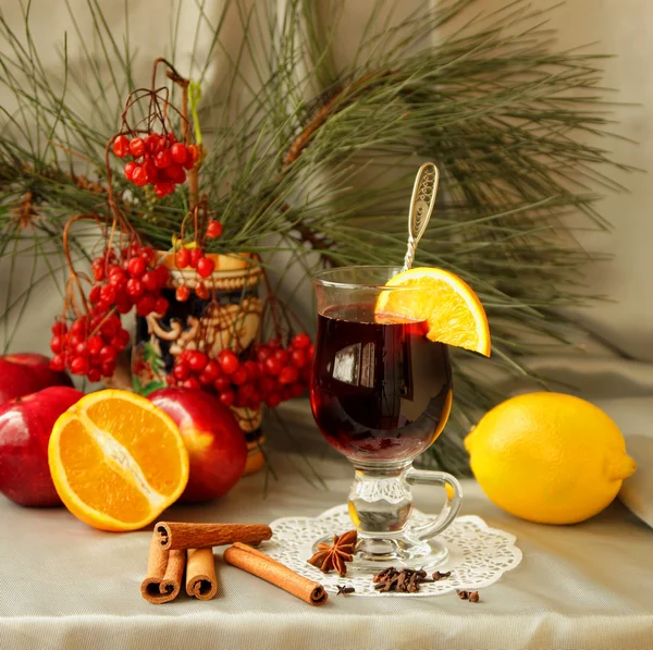 bardak mulled şarap, elma, portakal, tarçın ve baharatlar
