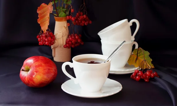 Taza de té, manzana y bayas —  Fotos de Stock