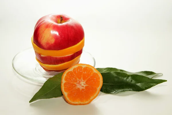 Pomme feuilletée et mandarine à feuilles vertes — Photo