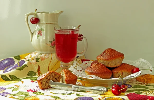 Muffins, cold drink and cherry — Stock Photo, Image