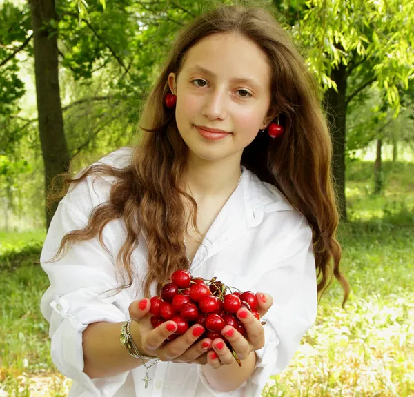 Sladká dívka držící hrst zralých třešní — Stock fotografie