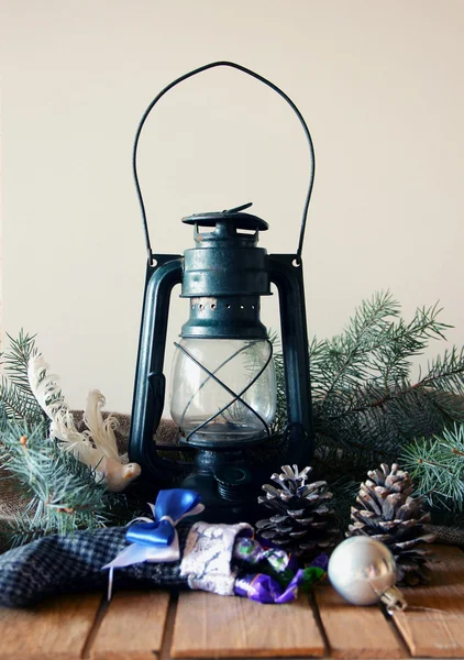 Lanterna de querosene, cones de pinheiro e ramo de abeto — Fotografia de Stock