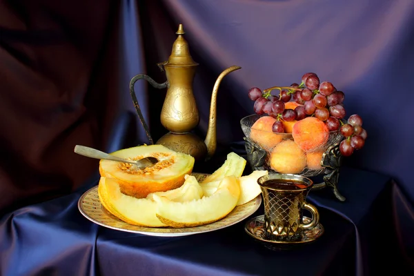 Melon, grapes, vintage coffee cup and coffee pot — Stock Photo, Image