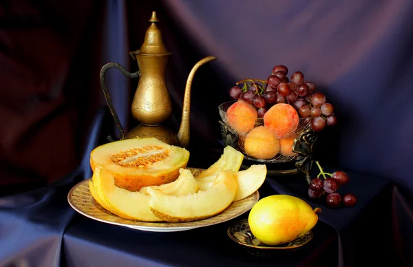 Melão, uvas e pote vintage — Fotografia de Stock