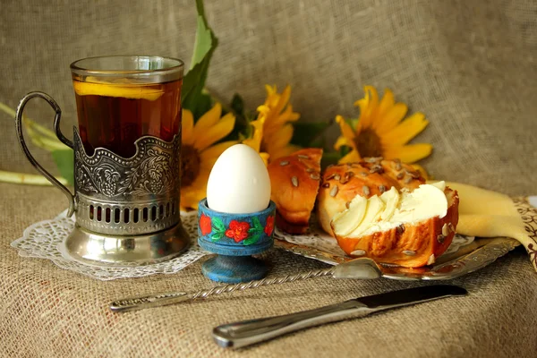 Śniadanie z muffin z masła, jaj, herbata z cytryną — Zdjęcie stockowe