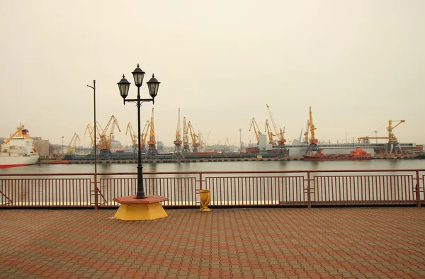 Schöne Laterne an der Strandpromenade am Hafen in Odessa — Stockfoto