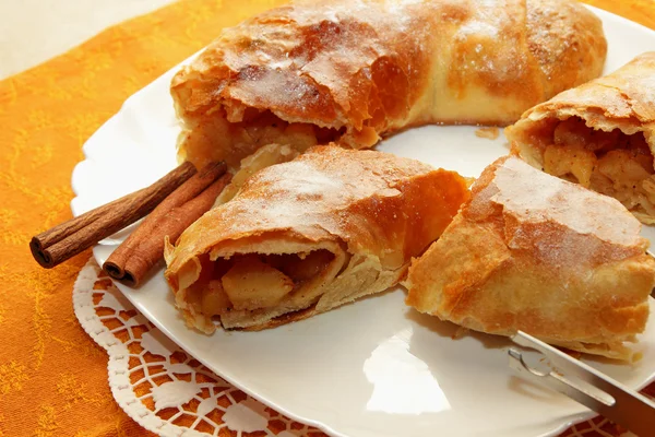 Strudel home cooked, cut into chunks and dusted with icing sugar — Stock Photo, Image
