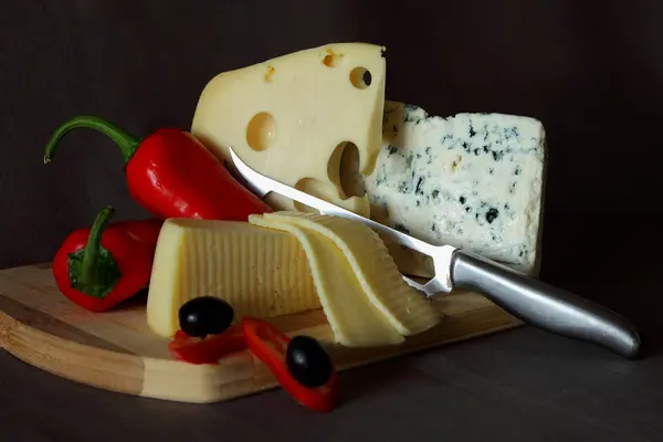 Queso azul, queso con agujeros, pimiento rojo y cuchillo — Foto de Stock