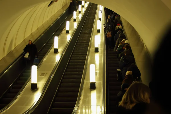 Escalada de trabalho no metrô — Fotografia de Stock