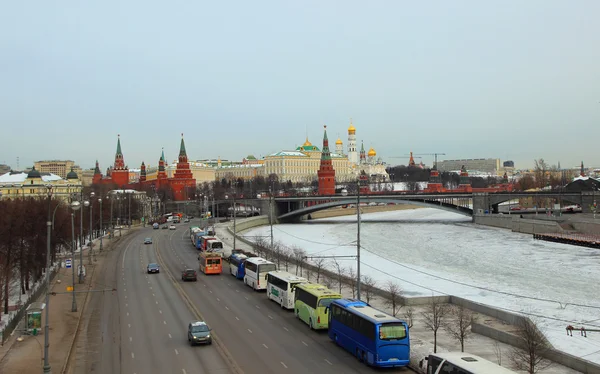 Uitzicht op het Kremlin en de rivier de Moskou — Stockfoto