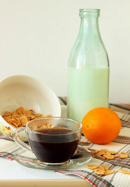 Зерновые завтраки, молоко и чашка кофе — стоковое фото