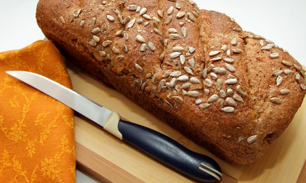 Pain de son, saupoudré de graines et cuit à la maison — Photo