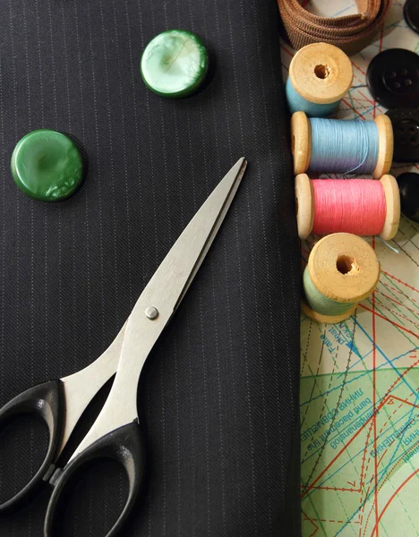 Takım elbise kumaşı kumaş, makas, yeşil düğme ve bobin — Stok fotoğraf