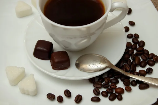 Kopje koffie met room en truffel — Stockfoto