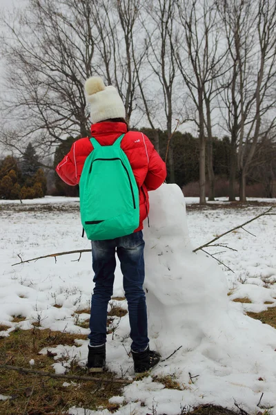 Kardan adam ve standları geri kız sculpts — Stok fotoğraf