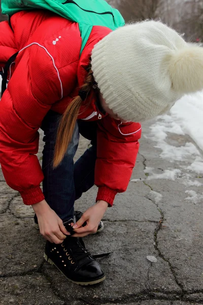 Girl tying shoelace unleashed on her shoe — Stock Photo, Image