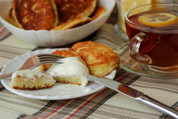 Ekşi krema ve çay Kahvaltıda krep — Stok fotoğraf