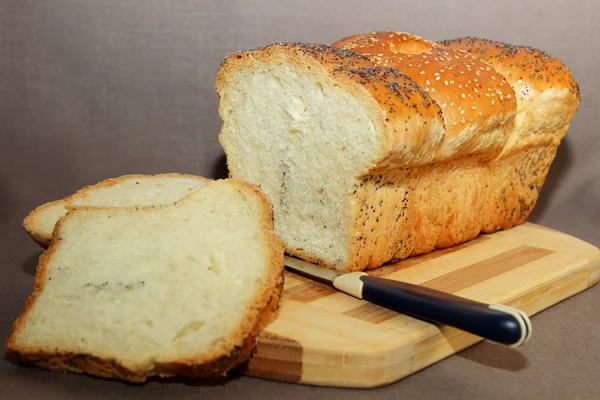 Vers gebakken brood, in plakjes gesneden — Stockfoto