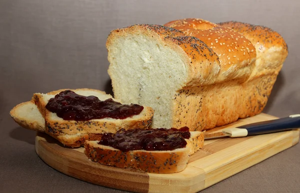 Pane bianco a fette spalmato con marmellata di prugne — Foto Stock