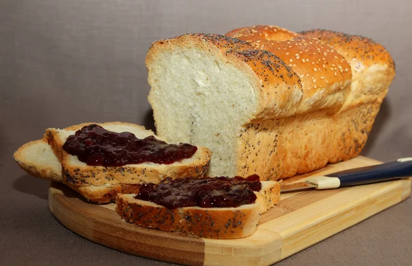 Weißbrot in Scheiben mit Pflaumenmarmelade beschmiert — Stockfoto