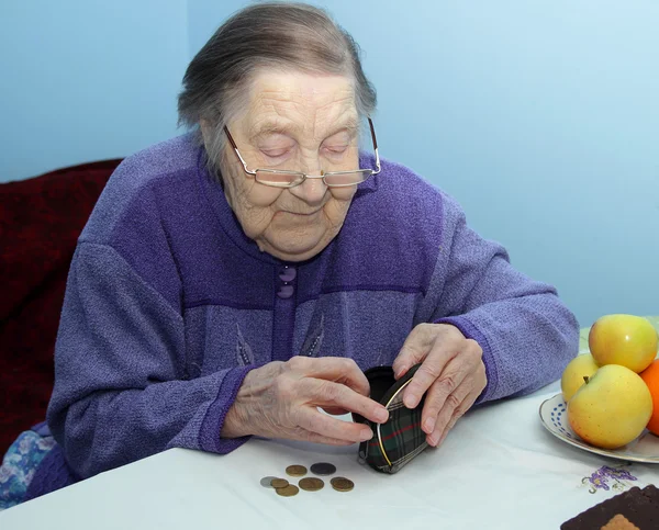Ältere Großmutter glaubt an Pfennig im Portemonnaie — Stockfoto