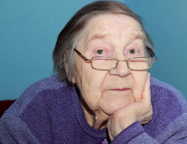 Porträt einer älteren Großmutter mit Brille — Stockfoto