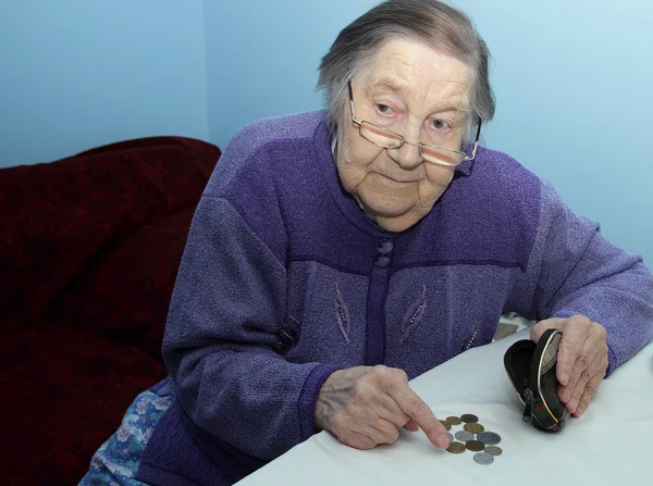 Anciana abuela cree penique en su cartera — Foto de Stock