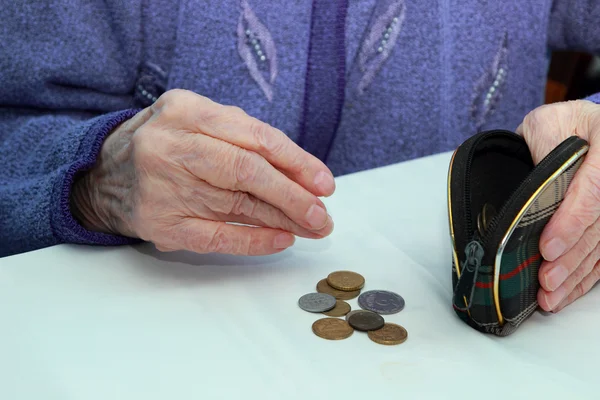 Mani di una nonna anziana, che conta i penny nella tua borsa Foto Stock Royalty Free