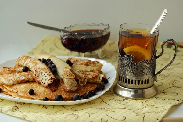 Panqueques con un vaso de té —  Fotos de Stock