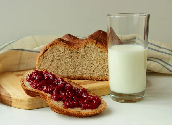 Tranche de pain maison tartinée de confiture de framboise — Photo