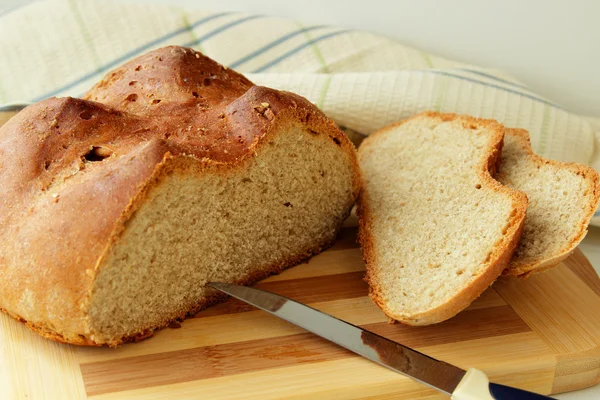 Zelfgebakken brood in stukjes gesneden — Stockfoto