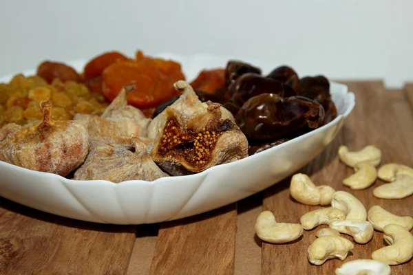 Frutas secas en plato blanco —  Fotos de Stock