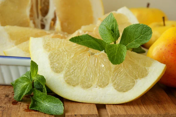 Slice of Pomelo, a sprig of mint and apples — Stock Photo, Image