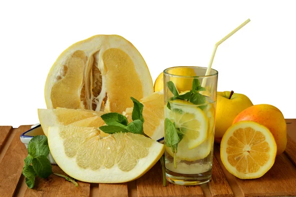 柠檬水，一片柚和苹果 — 图库照片