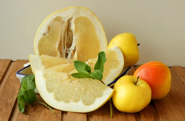 Bit av pomelo, en Kvist mynta och apple — Stockfoto