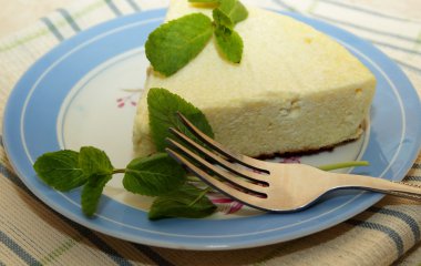 süzme peynirli sufle bir plaka üzerinde bir kısmını
