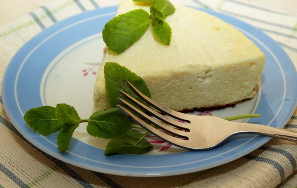 süzme peynirli sufle bir plaka üzerinde bir kısmını