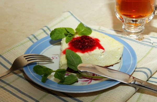 Soufflé de fromage cottage avec confiture de framboises et un brin de menthe dans l'assiette — Photo