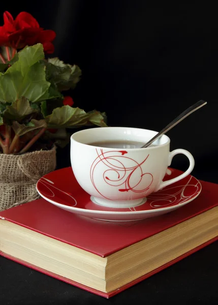 Una tazza di tè e un libro — Foto Stock