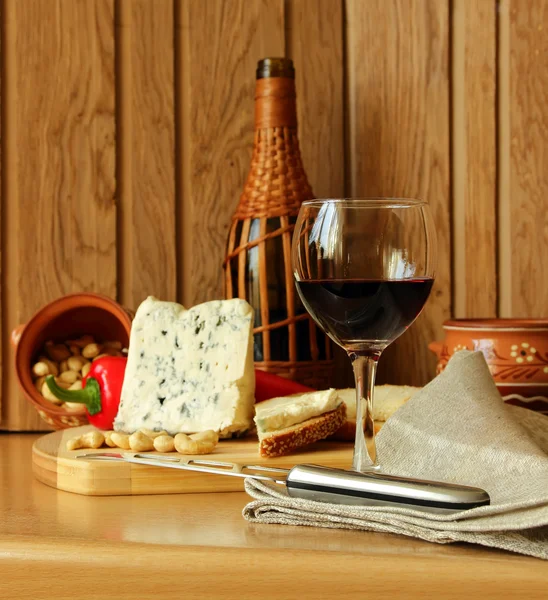 Bodegón con vino y queso — Foto de Stock