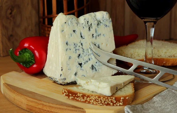 Formaggio, peperoncino e un bicchiere di vino rosso — Foto Stock