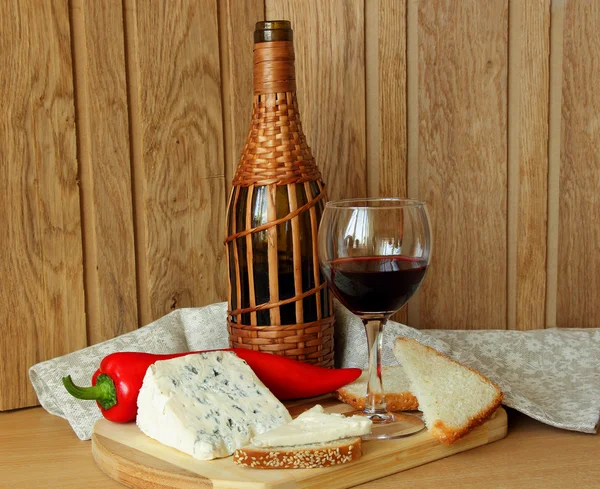 Bodegón con vino y queso — Foto de Stock