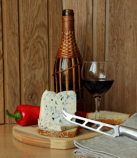 Bodegón con vino y queso — Foto de Stock