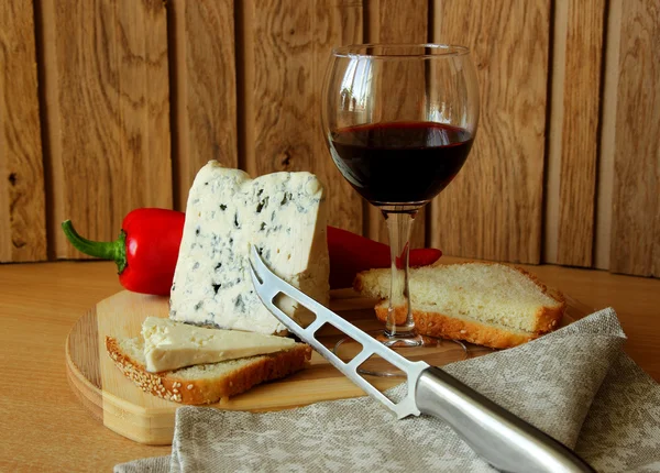 Kaas, rode peper en een glas rode wijn — Stockfoto