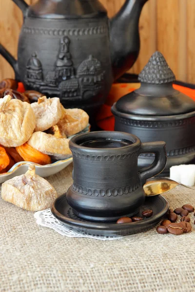 Tasse avec café, cafetière et fruits secs — Photo