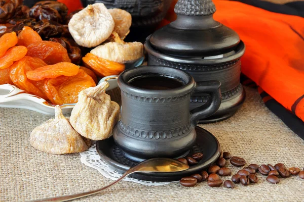 Tasse mit Kaffee und Trockenfrüchten — Stockfoto