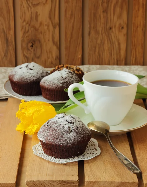 Chocolade cake, koffiekopje en gele tulp — Stockfoto