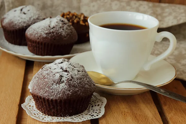 Choklad kaka med glasyr socker — Stockfoto