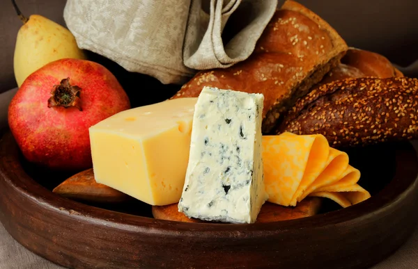 Diverse varietà di formaggio, melograno e pera — Foto Stock
