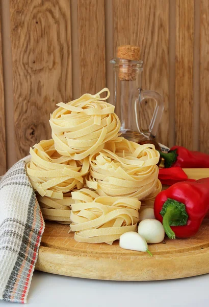 Pasta's, paprika, specerijen en olie fles — Stockfoto